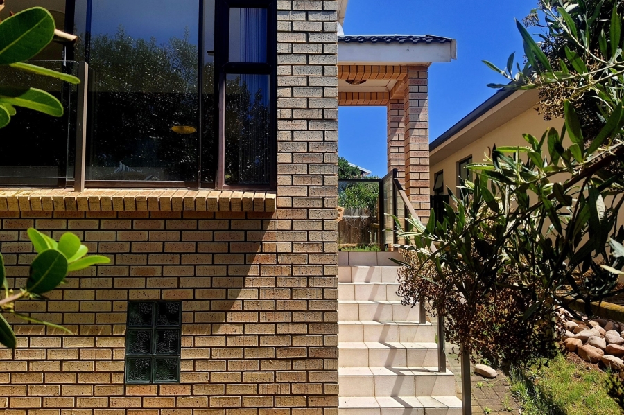 4 Bedroom Property for Sale in Boggomsbaai Western Cape